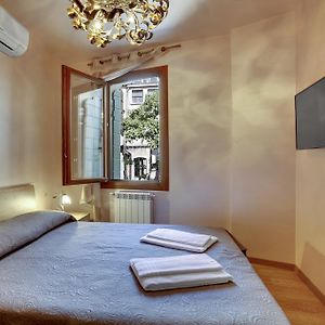 Camera con letto king size in edificio annesso